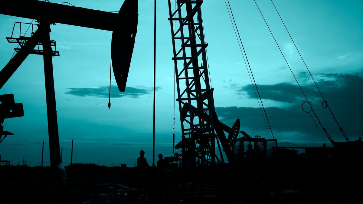 Rekordně nízká těžba ropy se prodlouží do července